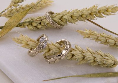 Een drietal set ringen in witgoud met blad motief volledig ontworpen door klant en geproduceerd door Juwelier Jos