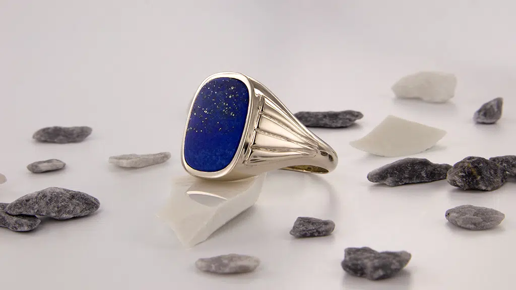 Zegelring bij Juwelier Jos laten ontwerpen en maken. Zoals deze zilveren zegelring met eigen, paarse Lapis Lazuli steen.