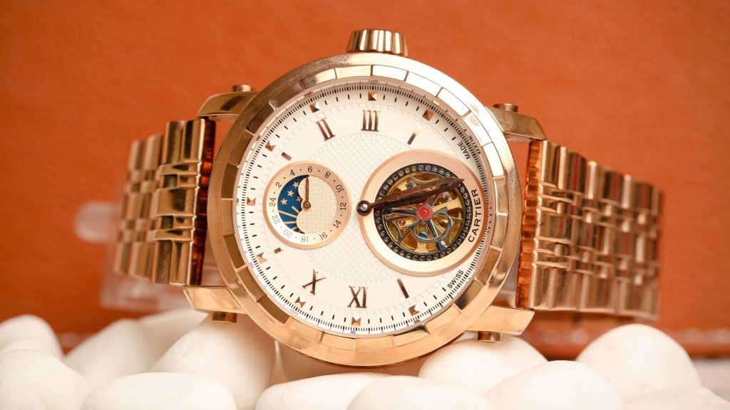 Roségouden Cartier horloge op watten.