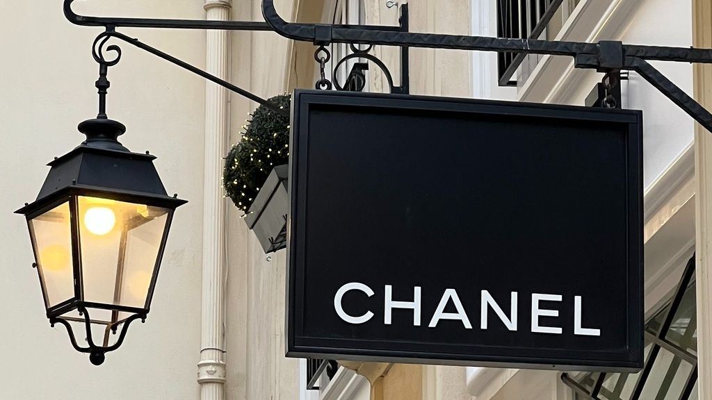 Zwart Chanel bord naast klassieke lantaarn hangend voor het modehuis Chanel in Frankrijk