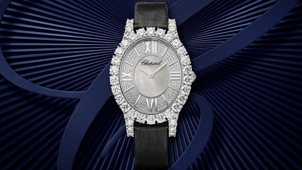Chopard horloge ovale vorm, zilver met diamanten in lunette, zilveren wijzerplaat en zwart leren band.