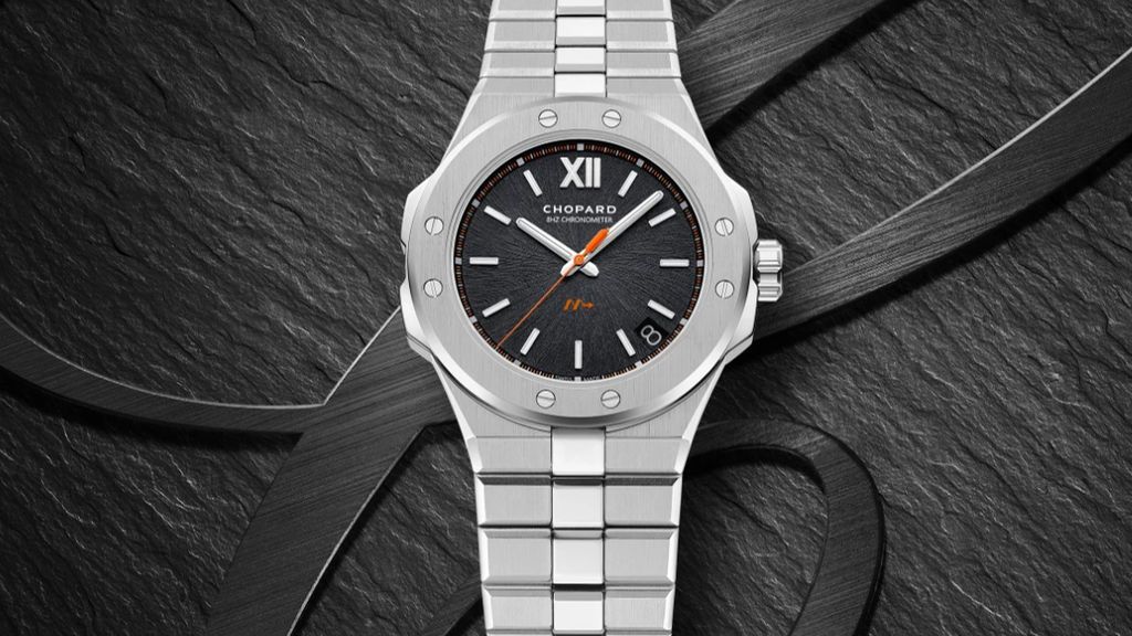 Zilveren Chopard horloge met een stoer uiterlijk, dikke brede horlogekast, zwarte wijzerplaat en zilveren horlogeband.