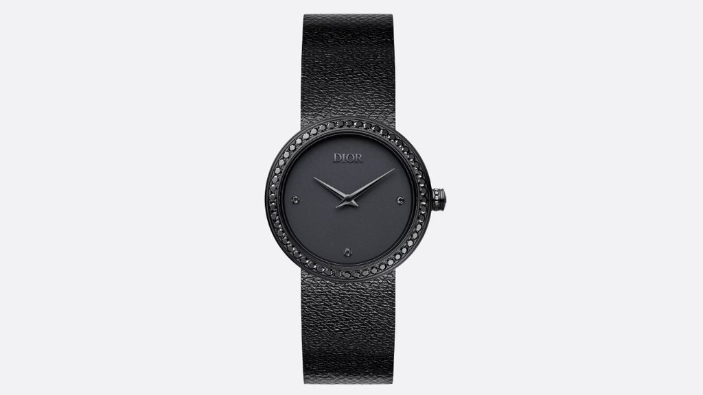 LA D DE DIOR BLACK ULTRAMATTE horloge, 34 mm kast, zwart ultramat staal en zwarte diamanten vooraanzicht op licht grijze, effen achtergrond.