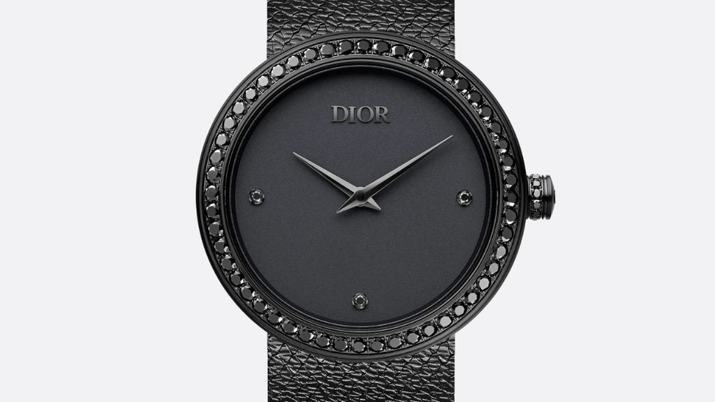 LA D DE DIOR BLACK ULTRAMATTE horloge, 34 mm kast, zwart ultramat staal en zwarte diamanten ingezoomd vooraanzicht op licht grijze, effen achtergrond.