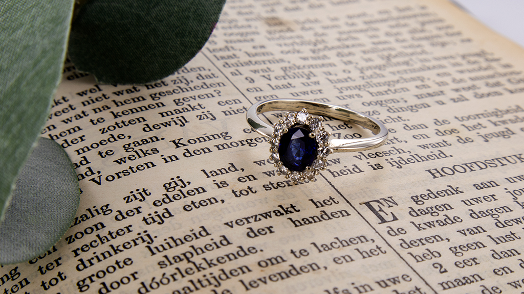 Make a Memory met deze entourage ring met blauwe saffier en diamanten