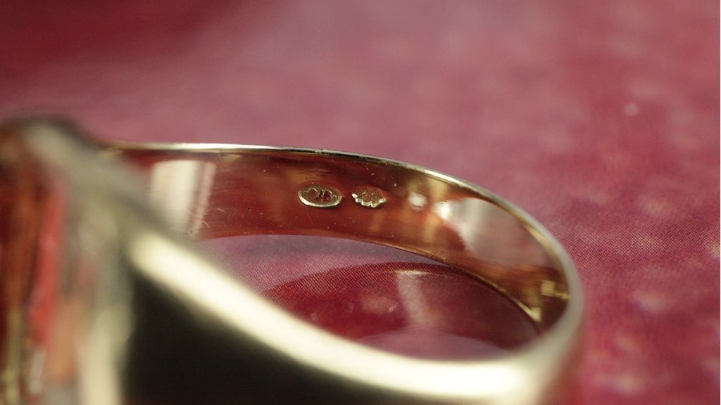Geelgouden ring met keurteken goud en karaat aanduiding 585 wat aantoont dat de ring 14 karaat is.