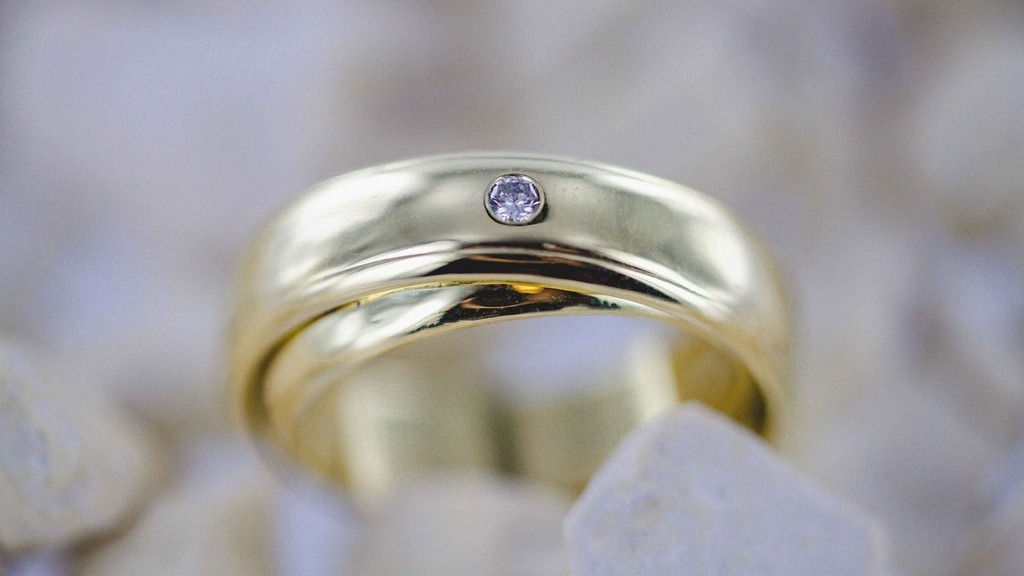 Geelgouden ring van 18 karaat goud met lila diamant.