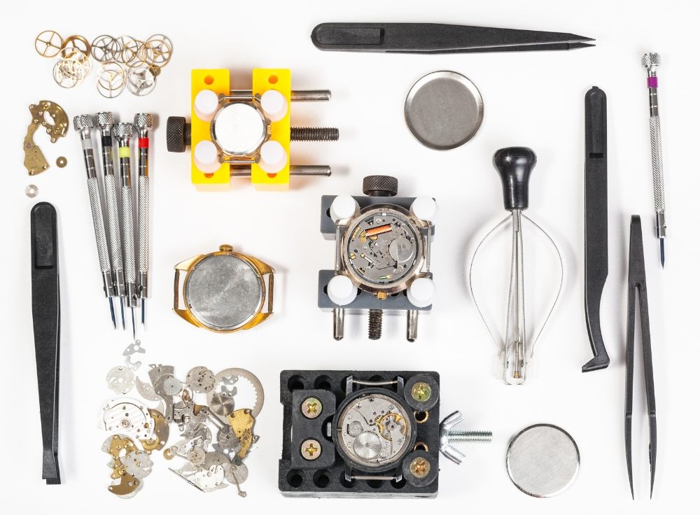 Een horloge toolkit met verschillende soorten gereedschap.