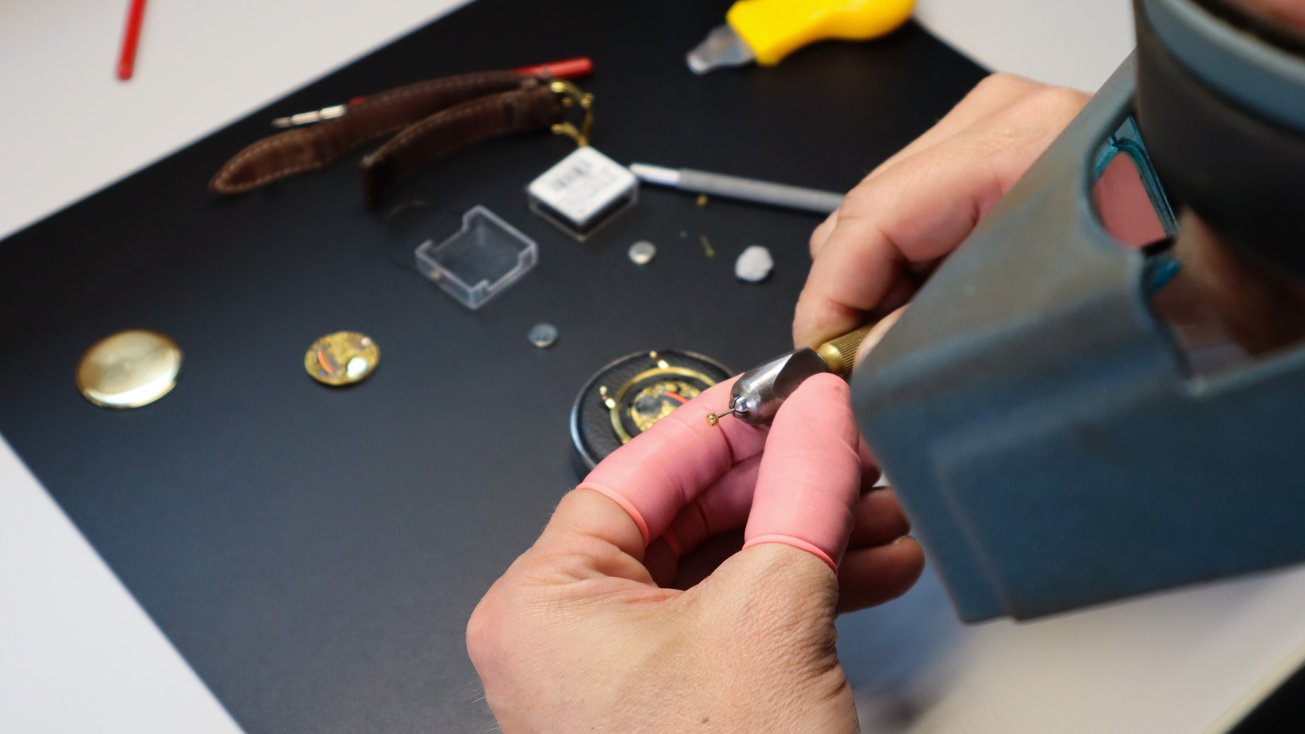 Een uurwerk van een horloge die open ligt.