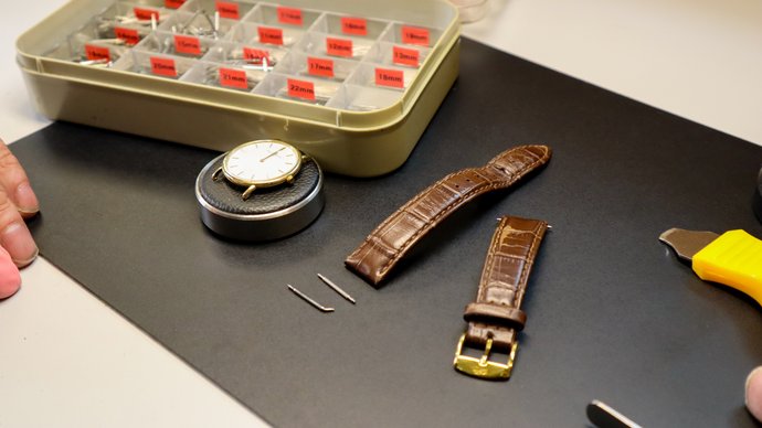 Een uurwerk van een horloge die open ligt.