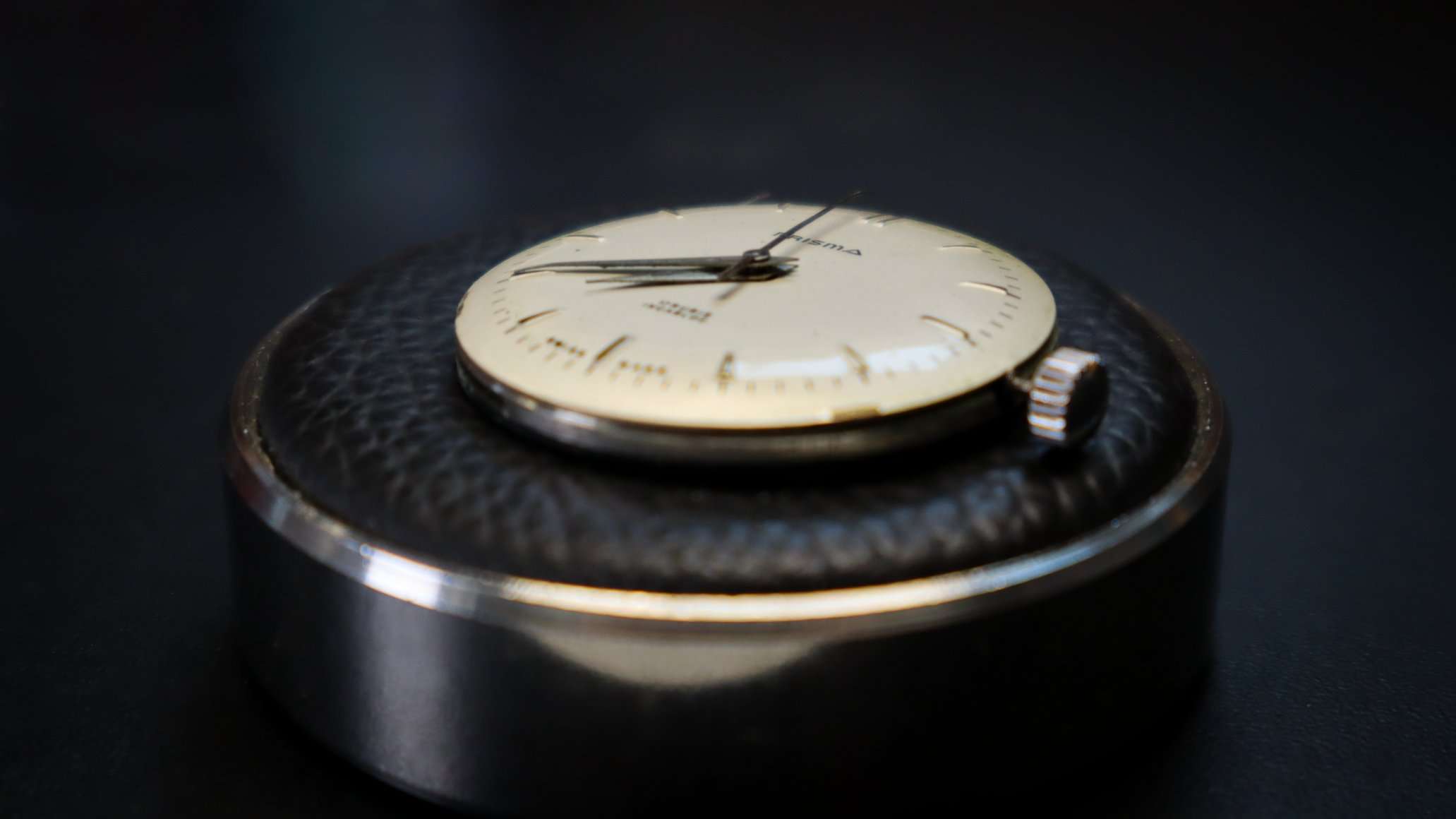 Een uurwerk van een horloge die open ligt.
