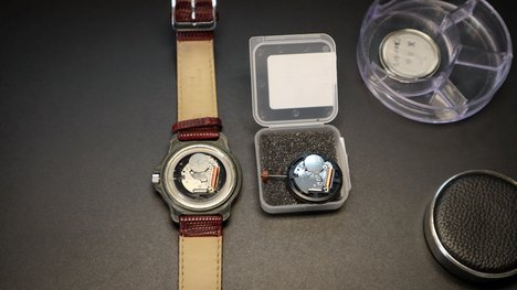Man werkt aan een horloge reparatie.