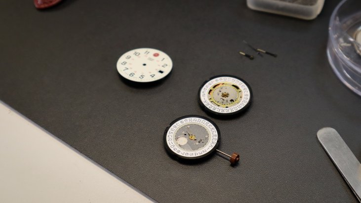Een uurwerk van een horloge.