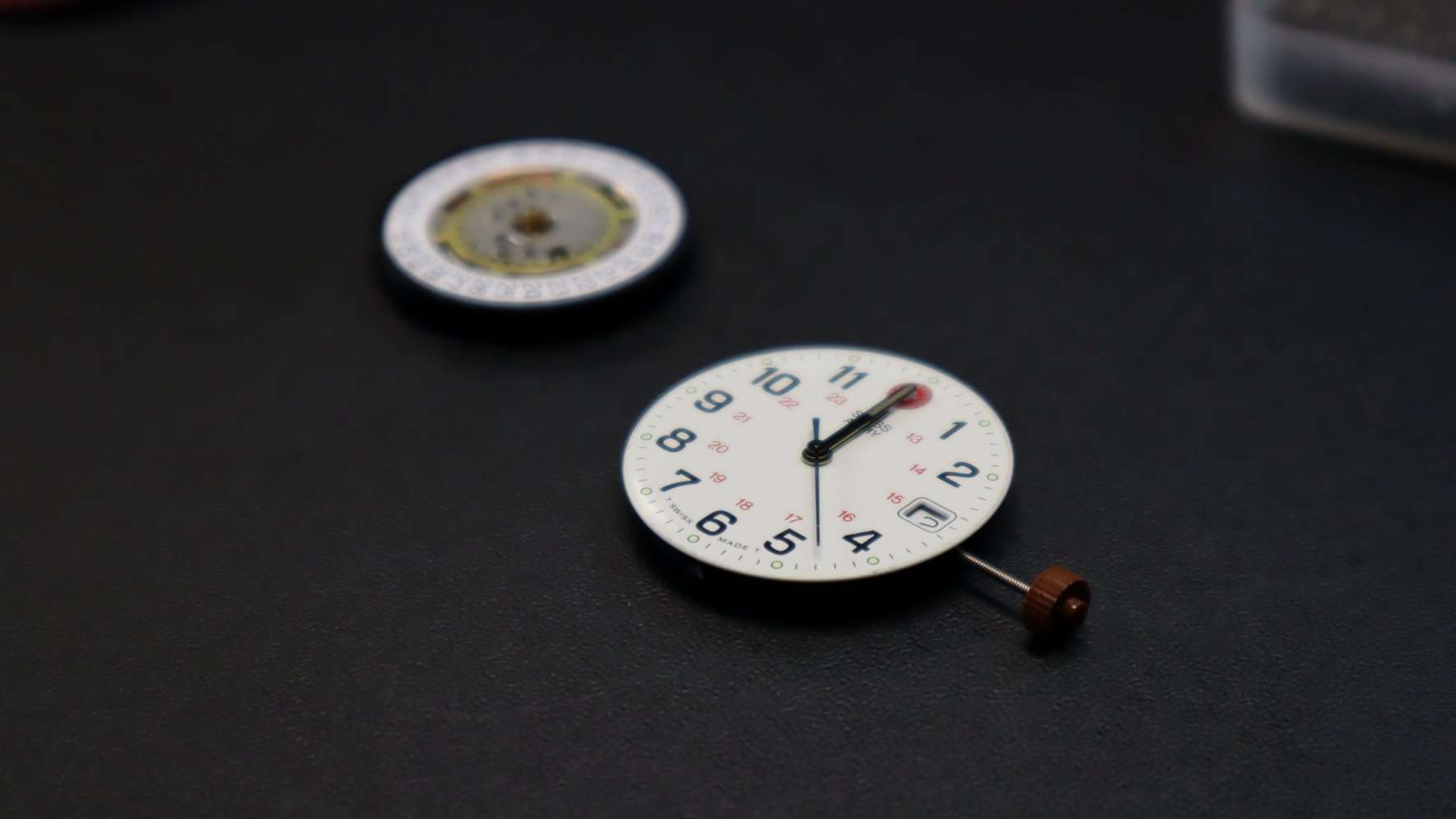 Een uurwerk van een horloge die open ligt.
