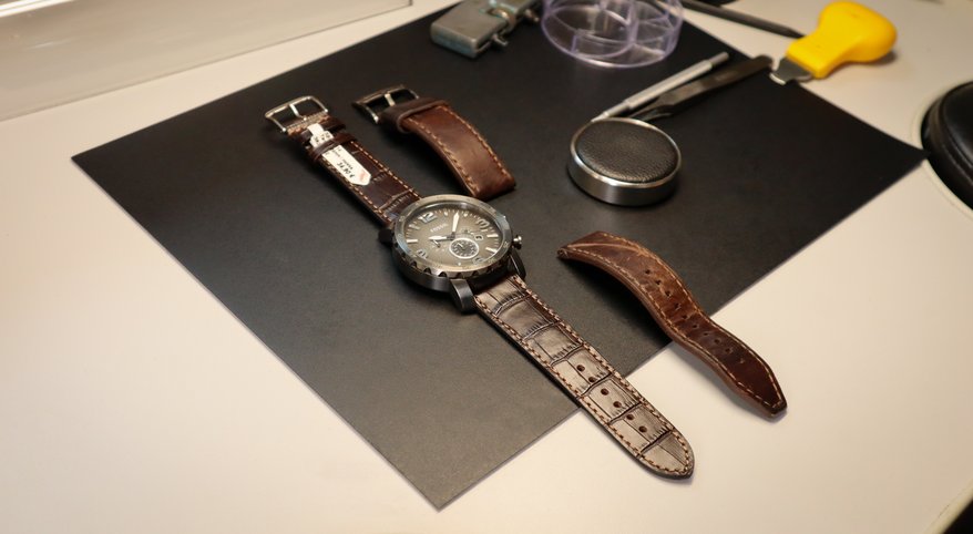 Een uurwerk van een horloge die open ligt.
