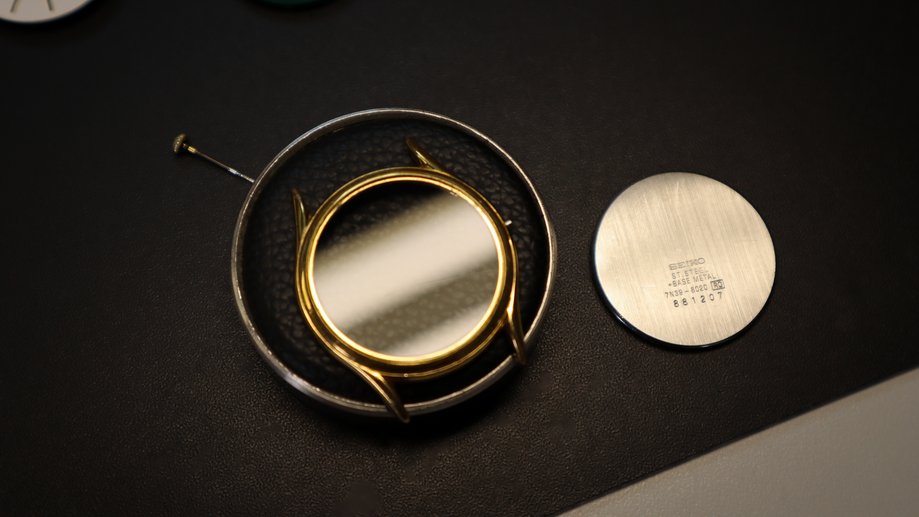 Een horloge dat aan het begin staat van de reparatie.
