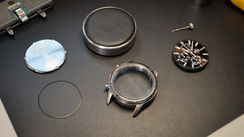 Een uurwerk van een horloge die open ligt.