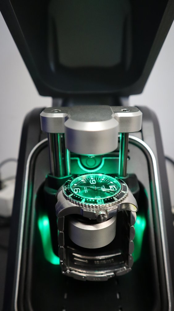 Een uurwerk van een horloge die open ligt.
