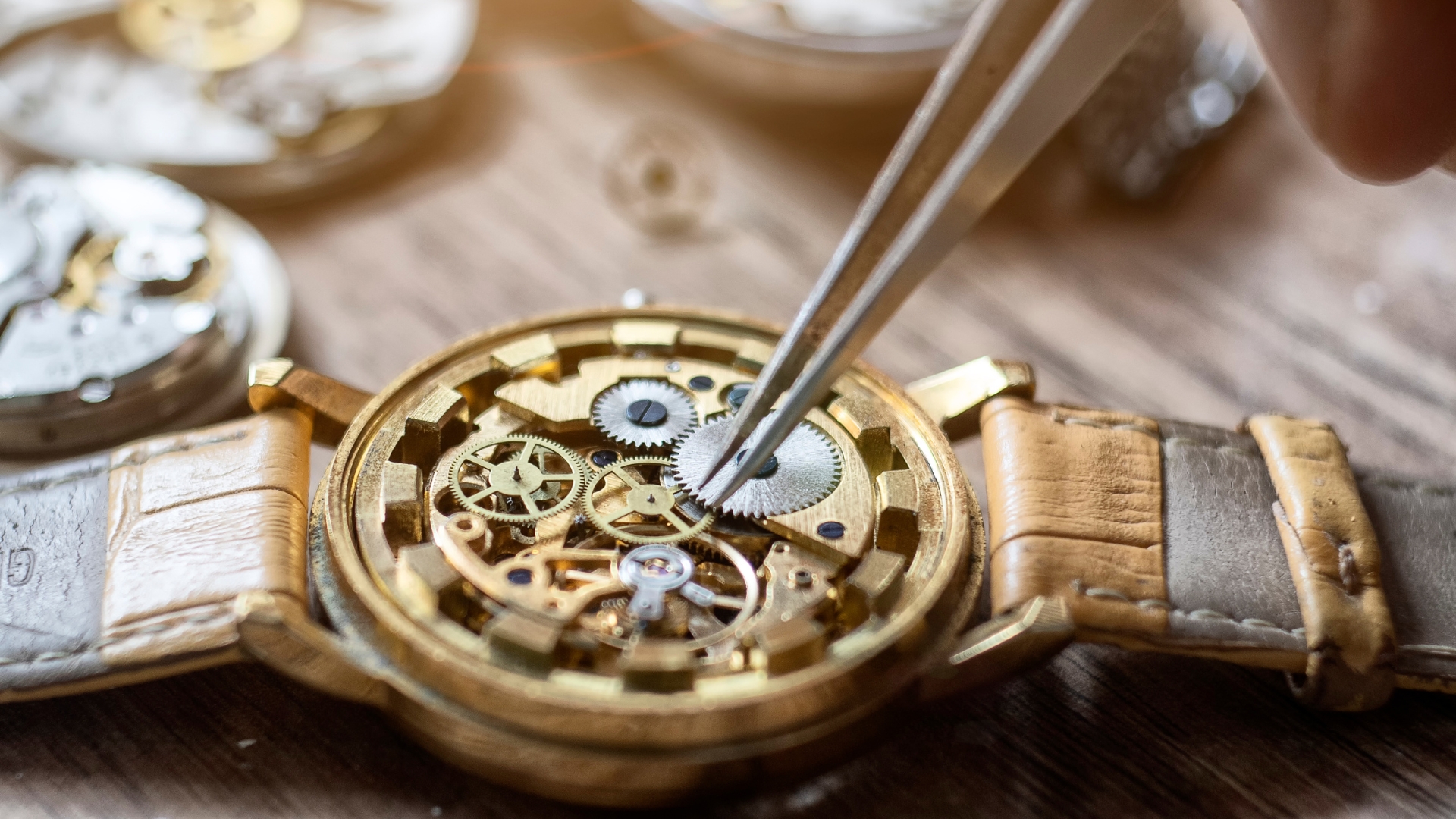 Een horloge dat gerepareerd wordt, het uurwerk is zichtbaar.
