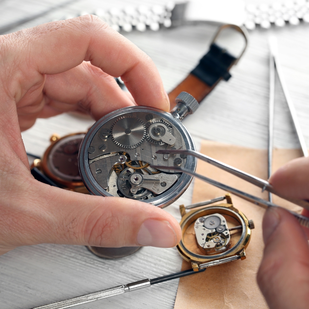 Een horloge waarbij het uurwerk wordt getoond.