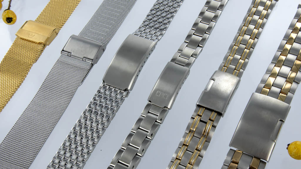Verschillende stalen en bicolor horlogebanden voor Casio horloges op licht grijze ondergrond.