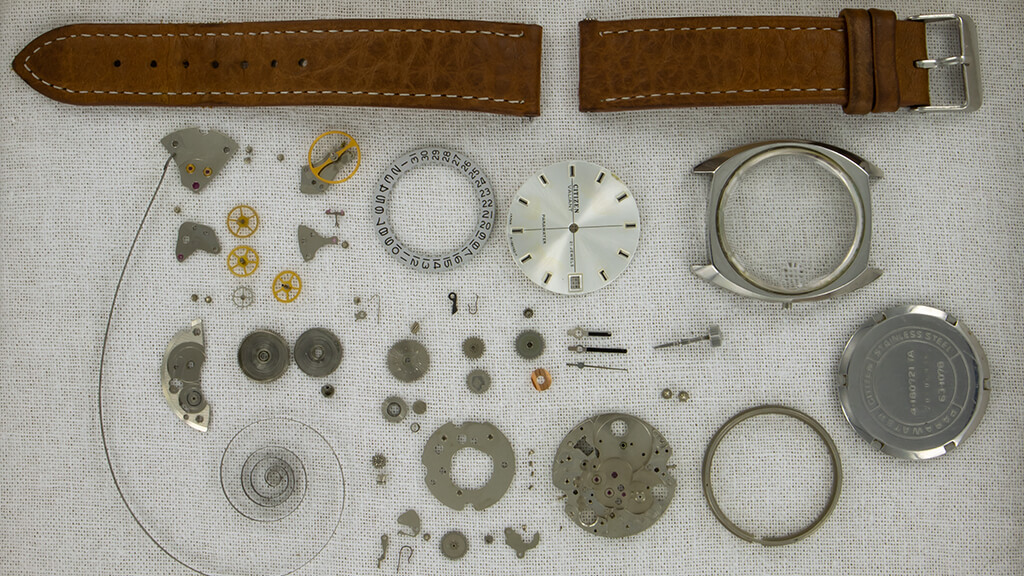 Horloge volledig uit elkaar met alle onderdelen zichtbaar