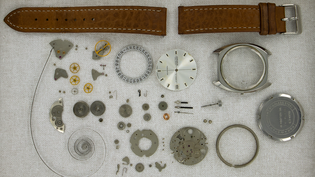 Wijzerplaat van chronograaf horloge in detail met cijfers en secondewijzer