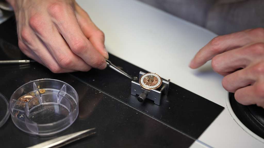 Horlogemaker repareert uurwerk van Meister Singer horloge.