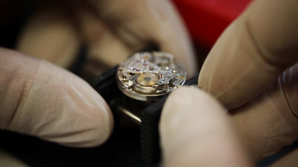 Horlogemaker draait aan onderdeel van Bvlgari uurwerk.