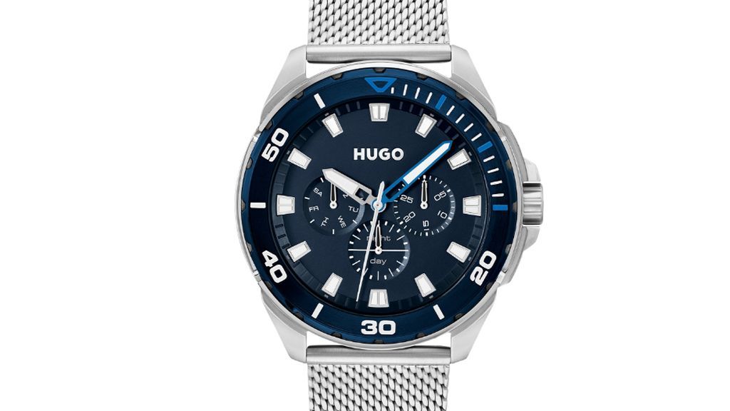 Vooraanzicht van Hugo Boss horloge met blauwe wijzerplaat en mesh horlogeband in staalkleur op een witte achtergrond.