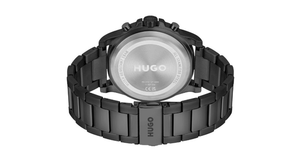 Achteraanzicht van zwart gecoat stalen Hugo Boss horloge met staalkleurige achterplaat en zwarte schakel horlogeband op een witte achtergrond.