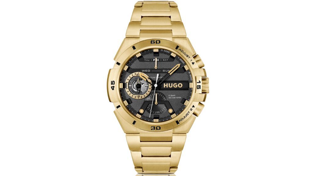 Vooraanzicht van goudkleurig Hugo Boss horloge 'Black dial watch' met zwarte wijzerplaat en goudkleurige horlogeband op een witte achtergrond.