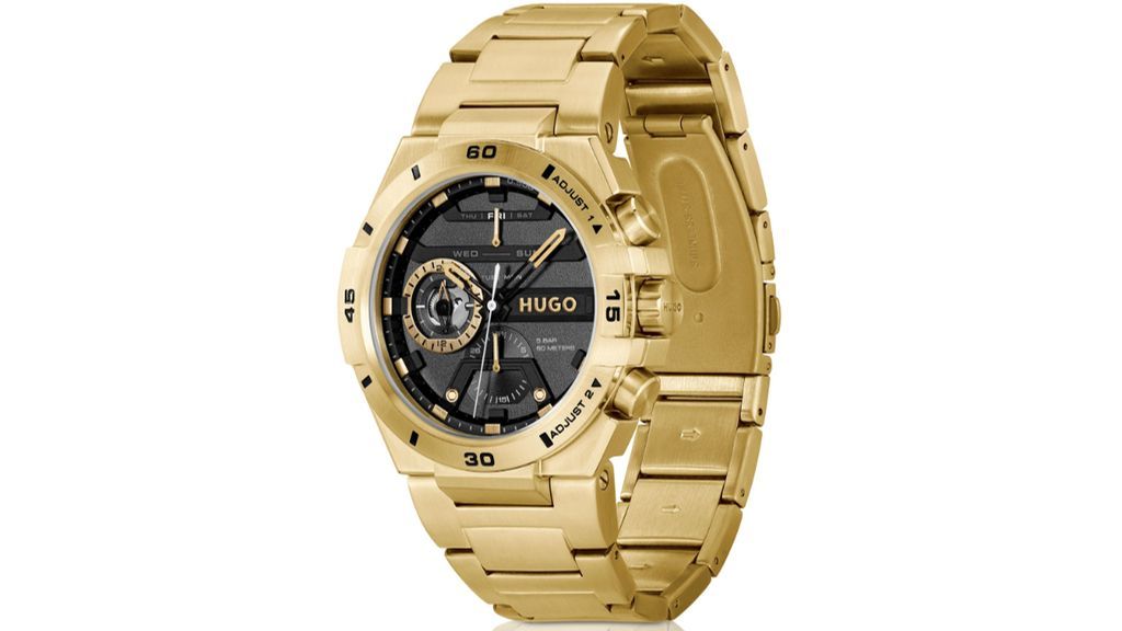 Zijaanzicht van goudkleurig Hugo Boss horloge 'Black dial watch' met zwarte wijzerplaat en goudkleurige horlogeband op een witte achtergrond.
