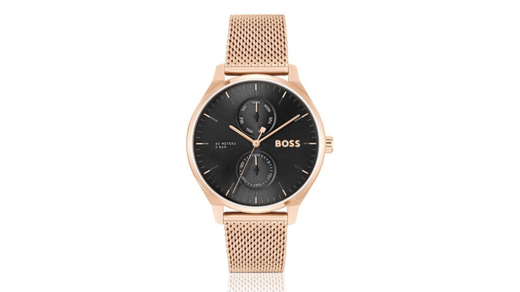 Vooraanzicht van rosékleurig Hugo Boss horloge met zwarte wijzerplaat roségoud kleurige horlogeband op een witte achtergrond.