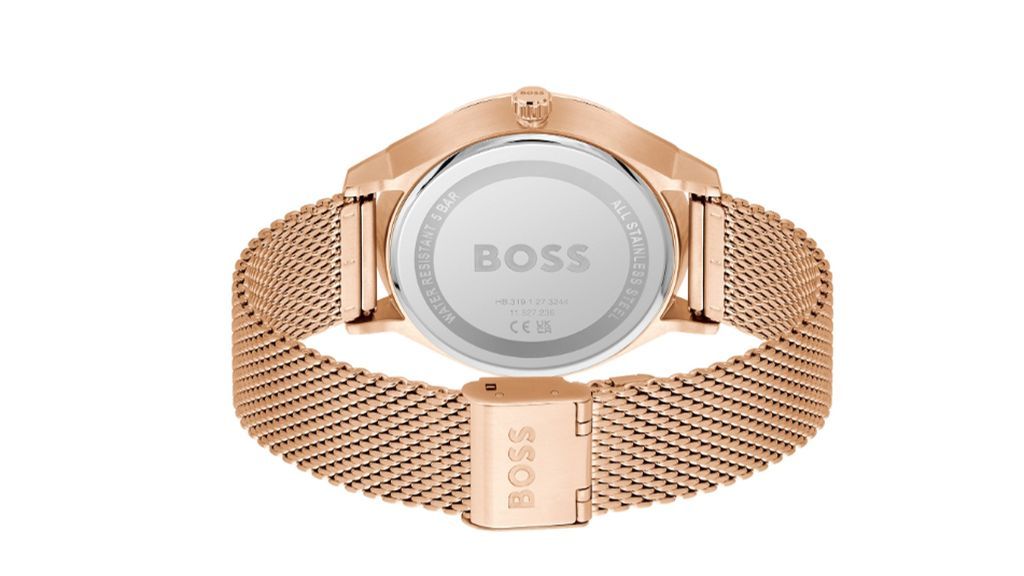 Achteraanzicht van rosékleurig Hugo Boss horloge met staalkleurige achterplaat en roségoud kleurige horlogeband op een witte achtergrond.