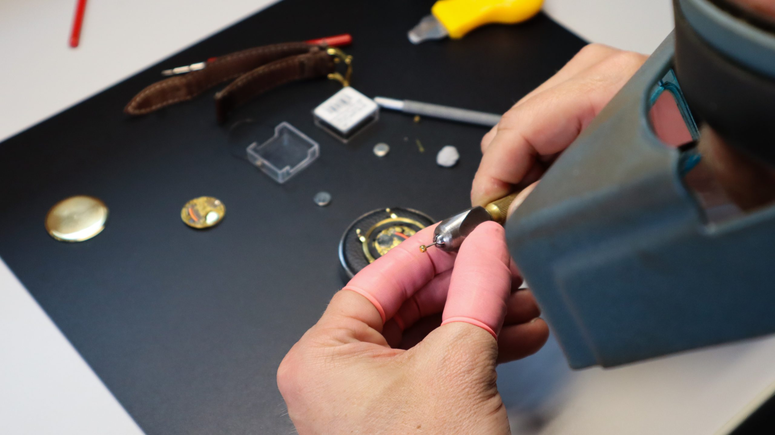 Horloge reparaties Een kroon van een horloge die vervangen wordt.