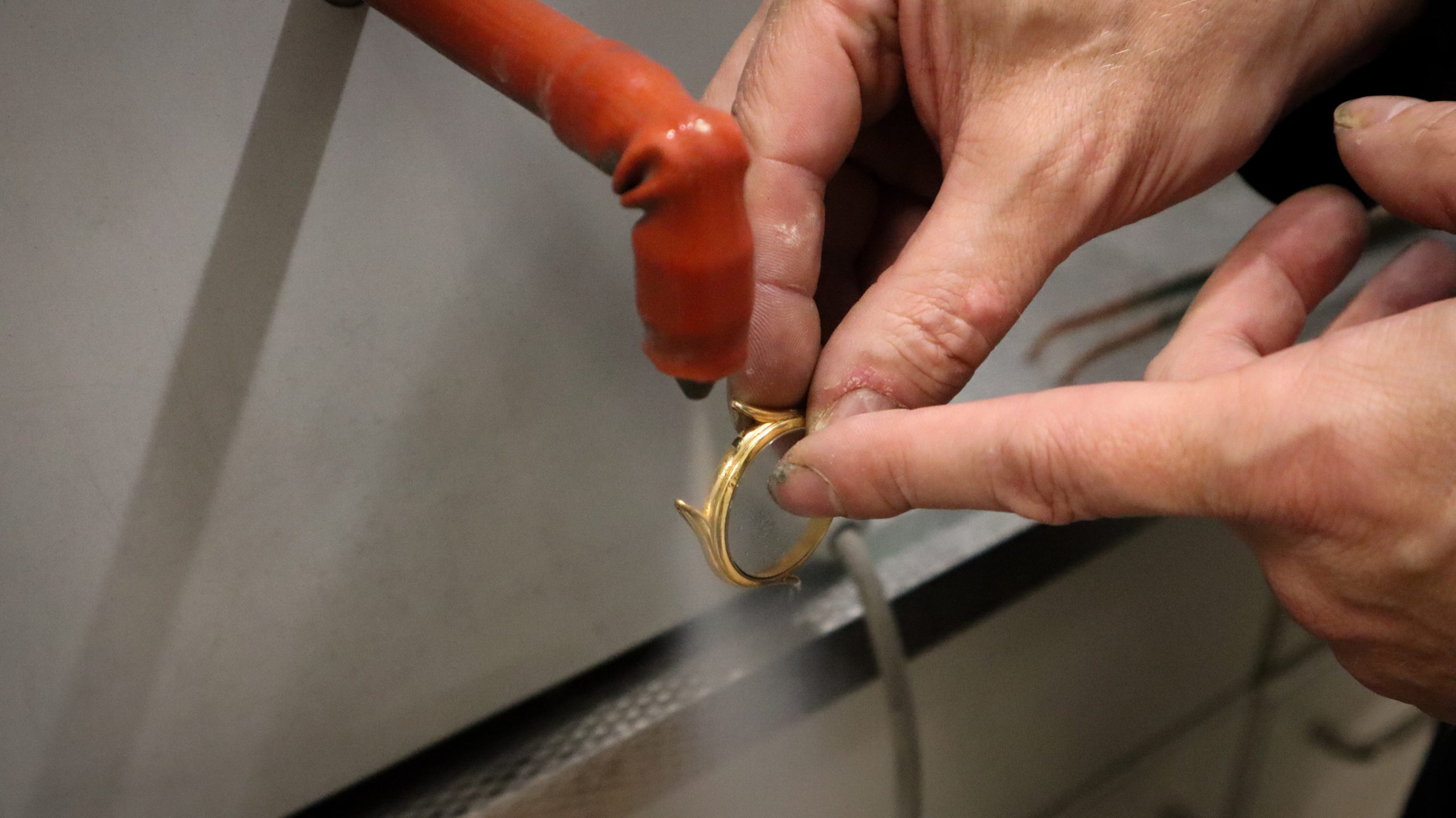 Een horloge glas die schoongemaakt wordt.