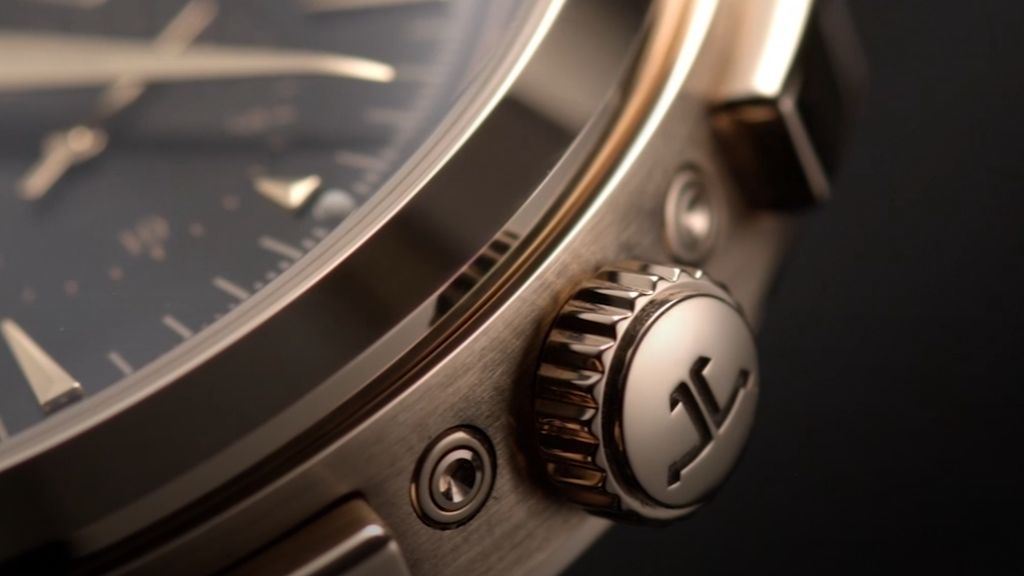 Details van Jaeger-LeCoultre horloge roségouden kroon en kast met gravure JL in kroon