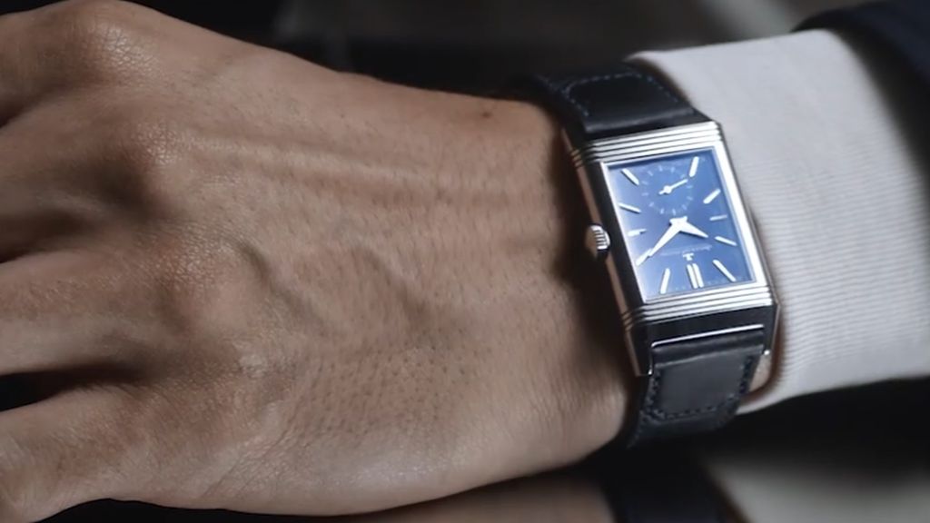 Rechthoekig Jaeger-LeCoultre horloge met zwart leren band, stalen kast en blauwe wijzerplaat aan heren pols
