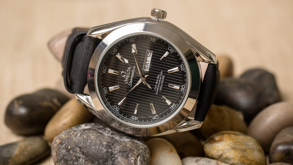Omega horloge heren laten repareren zoals deze Omega Seamaster zilver met zwarte wijzerplaat en leren band