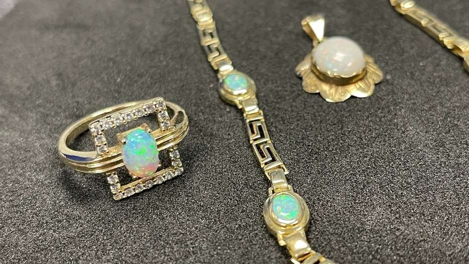 Ring, collier en hanger met opalen.