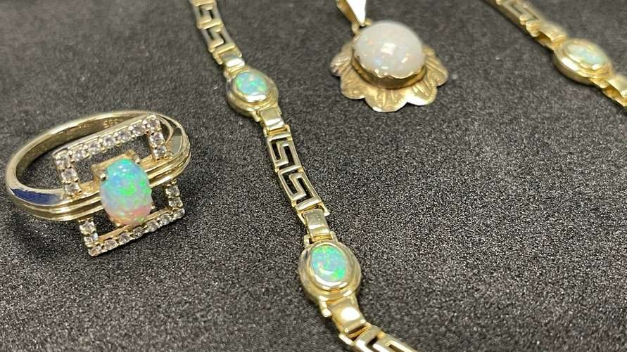 Ring, collier en hanger met opalen.