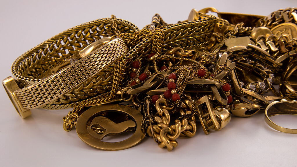 Inkoop goud bij Juwelier Jos. Zoals deze berg met geelgouden sieraden die zijn ingekocht.