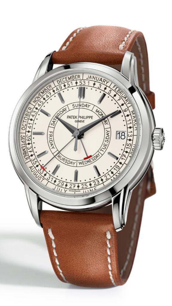 Stalen Patek Philippe horloge 5212A met witte wijzerplaat met zilveren wijzers, streepjes als uur aanduiding en cognac leren band, schuin vooraanzicht op witte achtergrond.