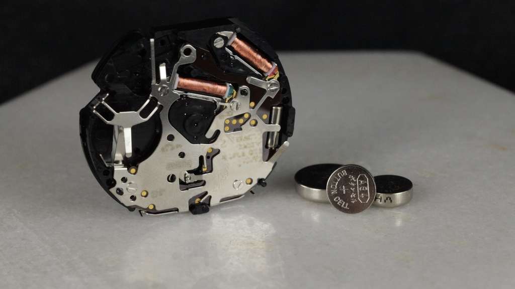 Batterij vervangen van Casio uurwerk, los uurwerk met 3 batterijen ernaast op witte ondergrond.