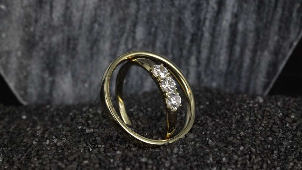Set geelgouden ringen smal en rond met 3 grote briljanten in damesring in solitair zetting (5)
