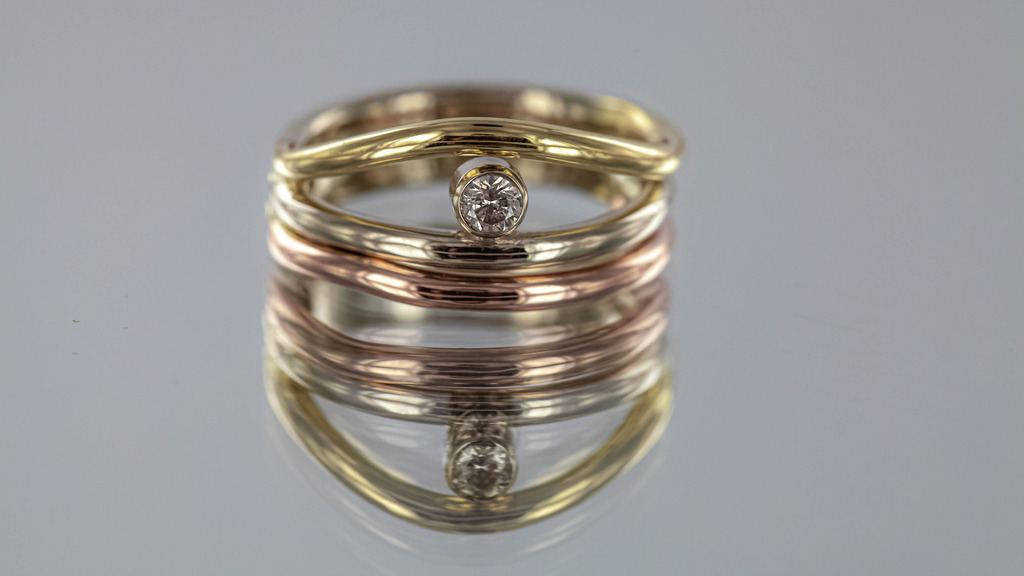 Ring van witgoud, roségoud en geelgoud, ook wel tricolor ring genoemd.