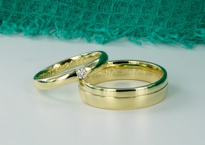 Set geelgouden trouwringen met diamantstift gravure met trouwdatum