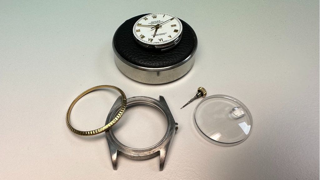 Glas vervangen van Danish Design horloge met losse wijzerplaat op rubberen houder, losse lunette, kast, kroon en glas.
