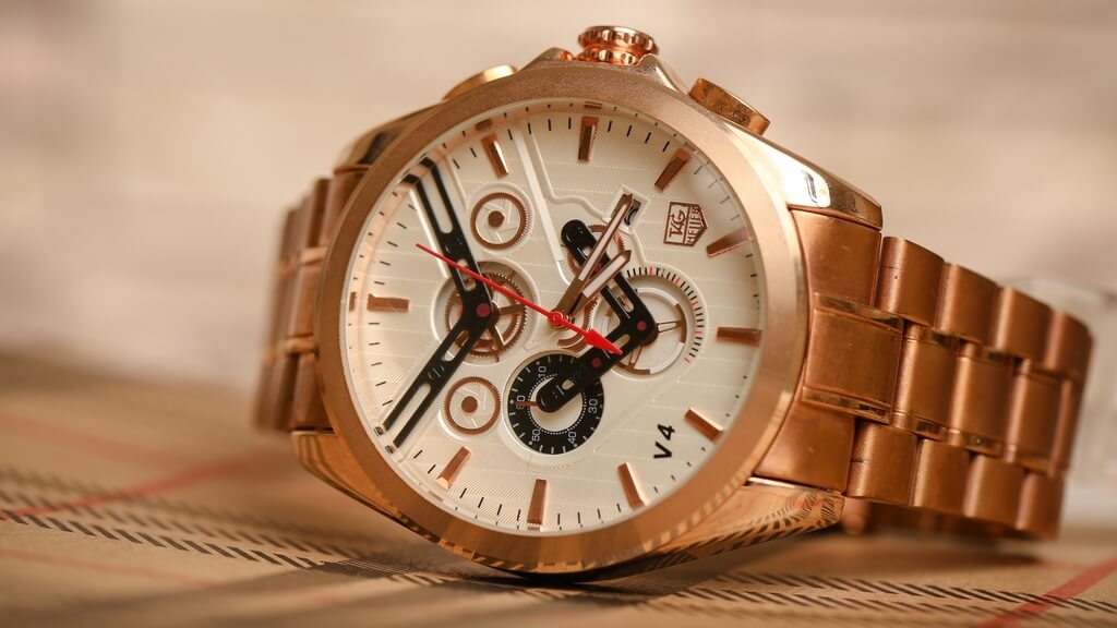 Tag Heuer horloge voor heren met witte wijzerplaat en roségouden horlogeband.